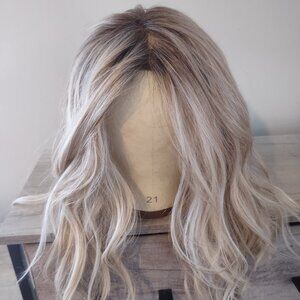 Raquel Welch, Selfie Mode, Shaded Biscuit